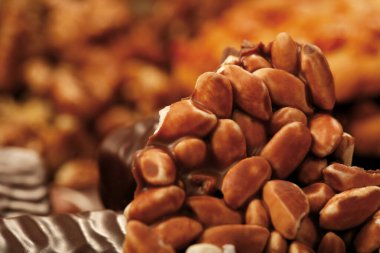 Eşofmanlar ve ikramlar. Çikolata ve şeker dolu atıştırmalıklar..