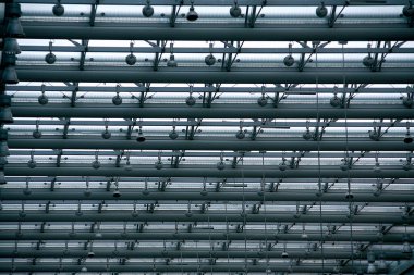 Modern bir bina inşaatı. Cam ve çelik..