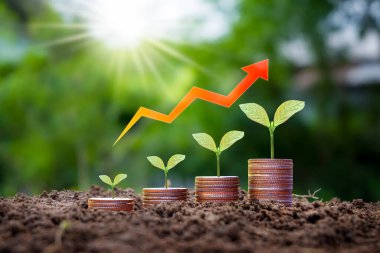 Ağaçlar bozuk para yığınlarında yetişir ve kırmızı oklar büyür. Finansal büyüme ve ekonomik kalkınma kavramı ile.
