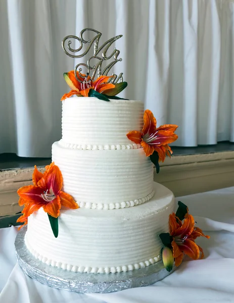 Háromszintes Torta Liliom Virágokkal Asztalon Esküvő Alatt — Stock Fotó