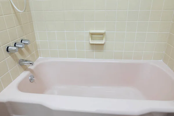 Evdeki Banyoda Boş Beyaz Küvet — Stok fotoğraf