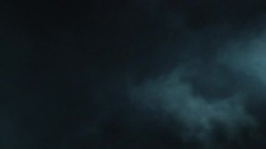 Atmosferik duman VFX elementi 4k ağır çekimde. Belirsiz bir geçmişi var. Toz, duman bulutu. Siyah arka planda duman. Beyaz duman siyah bg üzerinde sürünüyor.