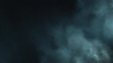 Atmosferik duman VFX elementi 4k ağır çekimde. Belirsiz bir geçmişi var. Toz, duman bulutu. Siyah arka planda duman. Beyaz duman siyah bg üzerinde sürünüyor.