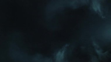 Atmosferik duman VFX elementi 4k ağır çekimde. Belirsiz bir geçmişi var. Toz, duman bulutu. Siyah arka planda duman. Beyaz duman siyah bg üzerinde sürünüyor.