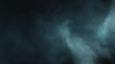 Atmosferik duman VFX elementi 4k ağır çekimde. Belirsiz bir geçmişi var. Toz, duman bulutu. Siyah arka planda duman. Beyaz duman siyah bg üzerinde sürünüyor.