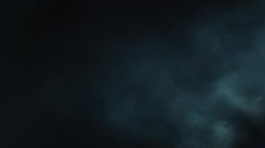 Atmosferik duman VFX elementi 4k ağır çekimde. Belirsiz bir geçmişi var. Toz, duman bulutu. Siyah arka planda duman. Beyaz duman siyah bg üzerinde sürünüyor.