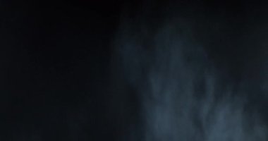 Atmosferik duman VFX elementi 4k ağır çekimde. Belirsiz bir geçmişi var. Toz, duman bulutu. Siyah arka planda duman. Beyaz duman siyah bg üzerinde sürünüyor.