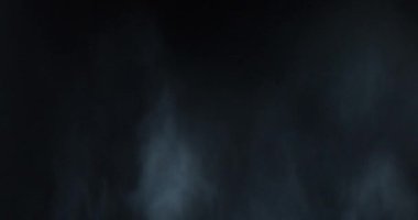 Atmosferik duman VFX elementi 4k ağır çekimde. Belirsiz bir geçmişi var. Toz, duman bulutu. Siyah arka planda duman. Beyaz duman siyah bg üzerinde sürünüyor.