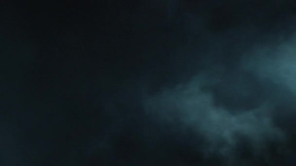 大气烟雾Vfx元素以4K慢速运动 模糊的背景 黑色背景上的烟雾 白烟爬到黑布上 — 图库视频影像