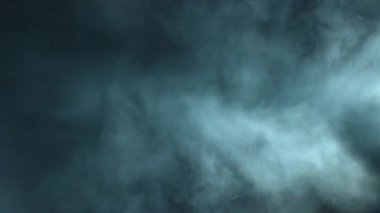 4K yavaş çekimde atmosferik duman. Zorlanmış bir geçmiş. Soyut girdap halindeki duman bulutu. Görsel efektler için son teknoloji ürünü. Duman yavaşça uzayda siyah arkaplana doğru süzülür.