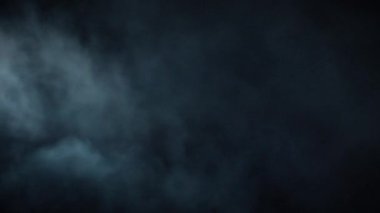4K yavaş çekimde atmosferik duman. Zorlanmış bir geçmiş. Soyut girdap halindeki duman bulutu. Görsel efektler için son teknoloji ürünü. Duman yavaşça uzayda siyah arkaplana doğru süzülür.