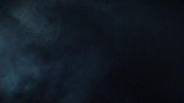 4K yavaş çekimde atmosferik duman. Zorlanmış bir geçmiş. Soyut girdap halindeki duman bulutu. Görsel efektler için son teknoloji ürünü. Duman yavaşça uzayda siyah arkaplana doğru süzülür.