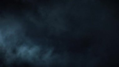 4K yavaş çekimde atmosferik duman. Zorlanmış bir geçmiş. Soyut girdap halindeki duman bulutu. Görsel efektler için son teknoloji ürünü. Duman yavaşça uzayda siyah arkaplana doğru süzülür.