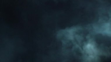 4K yavaş çekimde atmosferik duman. Zorlanmış bir geçmiş. Soyut girdap halindeki duman bulutu. Görsel efektler için son teknoloji ürünü. Duman yavaşça uzayda siyah arkaplana doğru süzülür.