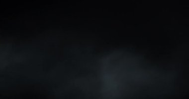 4K yavaş çekim atmosfer katmanı senin hikayene uyarlanmış. Siyah bir ekranda VFX dumanı belirir, yavaşça hareket eder ve ince bir rüzgar tarafından rahatsız edilerek karede kalır.. 