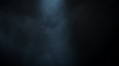 Hafif titreşimli 4K yavaş çekim atmosfer klipsi. Katmanlı VFX atmosferik gök gürültüsü flaş klipsi. 4K yüksek FPS atmosfer klipsi hareket eden flaş ışığı ile. Şiddetli bir fırtına bulutunun içinde. Toz, duman ve taş makinesi. Işık bacaları.