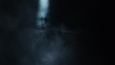 Hafif titreşimli 4K yavaş çekim atmosfer klipsi. Katmanlı VFX atmosferik gök gürültüsü flaş klipsi. 4K yüksek FPS atmosfer klipsi hareket eden flaş ışığı ile. Şiddetli bir fırtına bulutunun içinde. Toz, duman ve taş makinesi. Işık bacaları.