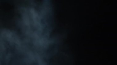 Hafif titreşimli 4K yavaş çekim atmosfer klipsi. Katmanlı VFX atmosferik gök gürültüsü flaş klipsi. 4K yüksek FPS atmosfer klipsi hareket eden flaş ışığı ile. Şiddetli bir fırtına bulutunun içinde. Toz, duman ve taş makinesi. Işık bacaları.