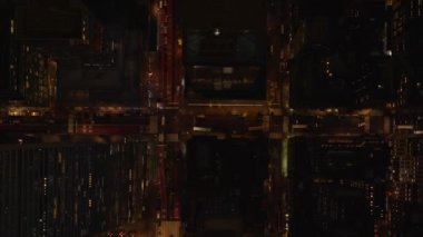 Kuzey Amerika 'nın özelliksiz kentsel alanının hava görüntüsü. Şehir merkezindeki işlek sokakların insansız hava aracı görüntüleri.