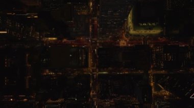 Kuzey Amerika 'nın özelliksiz kentsel alanının hava görüntüsü. Şehir merkezindeki işlek sokakların insansız hava aracı görüntüleri.