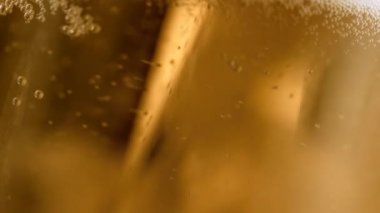 IPA mikro bira fabrikasını kapatın. Sıvı Senfoni yüksek hızda 4K. IPA birası şaşırtıcı bir şekilde yavaş çekimde bardağa döküldü. Birahane işçiliğinin sanatına tanık olun. Köpüklü soğuk bira.