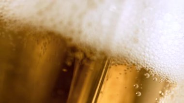 IPA mikro bira fabrikasını kapatın. Sıvı Senfoni yüksek hızda 4K. IPA birası şaşırtıcı bir şekilde yavaş çekimde bardağa döküldü. Birahane işçiliğinin sanatına tanık olun. Köpüklü soğuk bira.