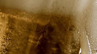 IPA mikro bira fabrikasını kapatın. Sıvı Senfoni yüksek hızda 4K. IPA birası şaşırtıcı bir şekilde yavaş çekimde bardağa döküldü. Birahane işçiliğinin sanatına tanık olun. Köpüklü soğuk bira.