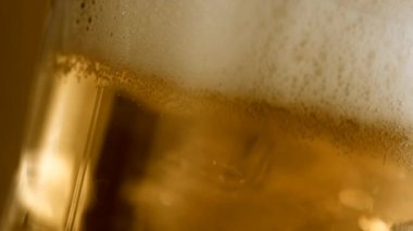 IPA mikro bira fabrikasını kapatın. Sıvı Senfoni yüksek hızda 4K. IPA birası şaşırtıcı bir şekilde yavaş çekimde bardağa döküldü. Birahane işçiliğinin sanatına tanık olun. Köpüklü soğuk bira.