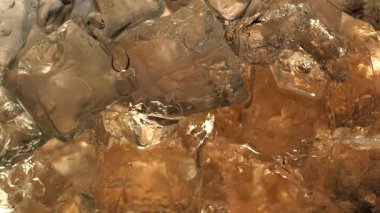 Yaz içkisi hazzının 4K ağır çekim görüntüsü. Soğuk, buzlu gazlı iksir. Bu ferahlatıcı kola, meyve suyu ya da elma şarabıyla susuzluğunuzu gidermek için kıvrımlar..