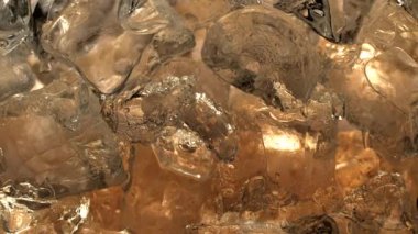 Yaz içkisi hazzının 4K ağır çekim görüntüsü. Soğuk, buzlu gazlı iksir. Bu ferahlatıcı kola, meyve suyu ya da elma şarabıyla susuzluğunuzu gidermek için kıvrımlar..