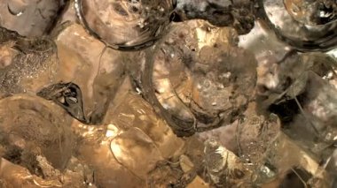 Yaz içkisi hazzının 4K ağır çekim görüntüsü. Soğuk, buzlu gazlı iksir. Bu ferahlatıcı kola, meyve suyu ya da elma şarabıyla susuzluğunuzu gidermek için kıvrımlar..