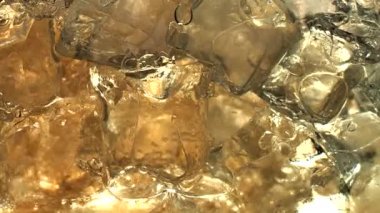 Yaz içkisi hazzının 4K ağır çekim görüntüsü. Soğuk, buzlu gazlı iksir. Bu ferahlatıcı kola, meyve suyu ya da elma şarabıyla susuzluğunuzu gidermek için kıvrımlar..