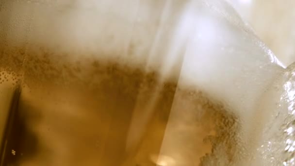 クラフトIpaマイクロブルワリーの閉鎖 高速4Kで流体シンフォニー 新鮮なクラフトIpaビールがグラスに注ぎ込まれ 驚くほどのスローモーションを見せてくれました 醸造所の職人技の芸術性を見てください 冷たいビール — ストック動画