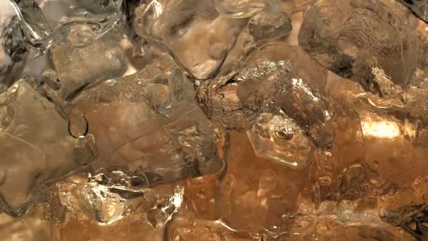 Yaz Içkisi Hazzının Ağır Çekim Görüntüsü Soğuk Buzlu Gazlı Iksir — Stok video