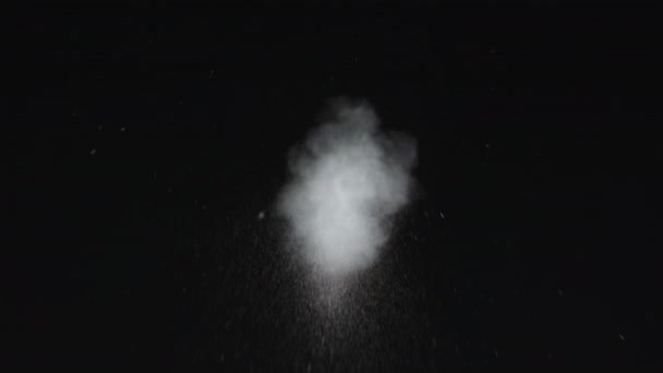 Une Balle Spectaculaire Poussiéreuse Ralenti Frappe Mur Noir Impact Explosif — Video