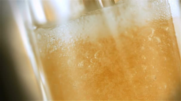 制作Ipa微酿酒厂特写 液体交响乐在高速4K 更新工艺Ipa啤酒倒入玻璃杯中以惊人的慢动作 见证酿造工艺的艺术性 冰镇啤酒 — 图库视频影像