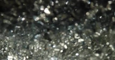 Büyüleyici 4K Yavaş Sinema Festive Foil Tinsel 'in Yakın plan Çekimi. Holiday Joy and Celebration 'ın özünü yakalayan her bir Parıldayan İplik Aile Toplantılarının sıcaklığını yayıyor. Mevsimin Ruhu