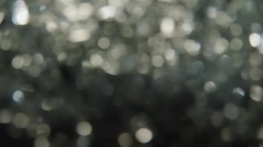 Büyüleyici 4K Yavaş Sinema Festive Foil Tinsel 'in Yakın plan Çekimi. Holiday Joy and Celebration 'ın özünü yakalayan her bir Parıldayan İplik Aile Toplantılarının sıcaklığını yayıyor. Mevsimin Ruhu