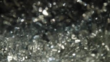 Büyüleyici 4K Yavaş Sinema Festive Foil Tinsel 'in Yakın plan Çekimi. Holiday Joy and Celebration 'ın özünü yakalayan her bir Parıldayan İplik Aile Toplantılarının sıcaklığını yayıyor. Mevsimin Ruhu