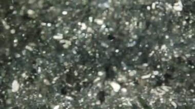 Büyüleyici 4K Yavaş Sinema Festive Foil Tinsel 'in Yakın plan Çekimi. Holiday Joy and Celebration 'ın özünü yakalayan her bir Parıldayan İplik Aile Toplantılarının sıcaklığını yayıyor. Mevsimin Ruhu