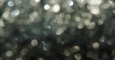 Büyüleyici 4K Yavaş Sinema Festive Foil Tinsel 'in Yakın plan Çekimi. Holiday Joy and Celebration 'ın özünü yakalayan her bir Parıldayan İplik Aile Toplantılarının sıcaklığını yayıyor. Mevsimin Ruhu