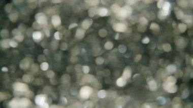 Büyüleyici 4K Yavaş Sinema Festive Foil Tinsel 'in Yakın plan Çekimi. Holiday Joy and Celebration 'ın özünü yakalayan her bir Parıldayan İplik Aile Toplantılarının sıcaklığını yayıyor. Mevsimin Ruhu