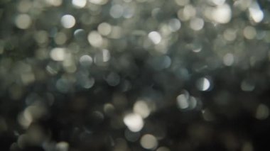 Büyüleyici 4K Yavaş Sinema Festive Foil Tinsel 'in Yakın plan Çekimi. Holiday Joy and Celebration 'ın özünü yakalayan her bir Parıldayan İplik Aile Toplantılarının sıcaklığını yayıyor. Mevsimin Ruhu