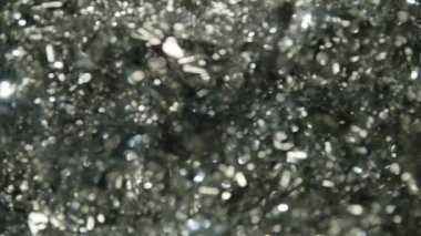 Büyüleyici 4K Yavaş Sinema Festive Foil Tinsel 'in Yakın plan Çekimi. Holiday Joy and Celebration 'ın özünü yakalayan her bir Parıldayan İplik Aile Toplantılarının sıcaklığını yayıyor. Mevsimin Ruhu