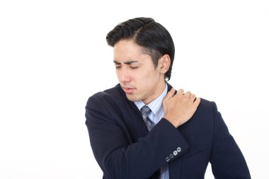 omuz ağrısı olan adam