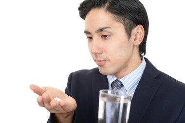 Genç adam takviye alıyor.