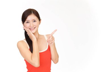 Kolsuz tişörtlü, gülümseyen kadın.