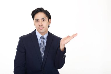 Avucuyla yol gösteren bir adam