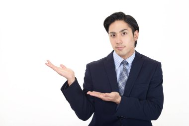 Avucuyla yol gösteren bir adam