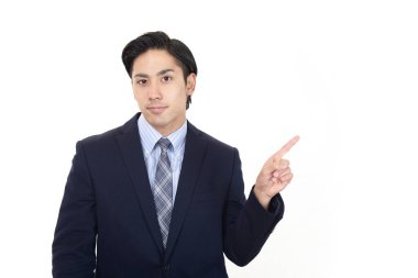 Boşluğu işaret eden bir adam.